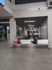 Camino Frances - Dzień 2. Nasze plecaki na pustym dworcu autobusowym w Ponferrada