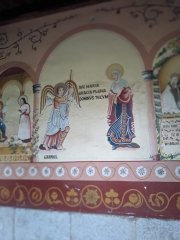 Camino Frances - Dzień 2. Scena zwiastowania na murze kościóka w Compostilla