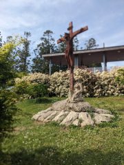 Camino Frances - Dzień 6. Stalowy krzyż u wejścia do Portomarin