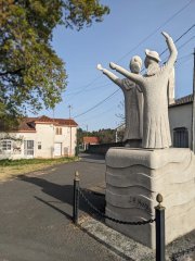 Camino Frances - Dzień 8. Pomnik na przedmieściach Palas de Rei